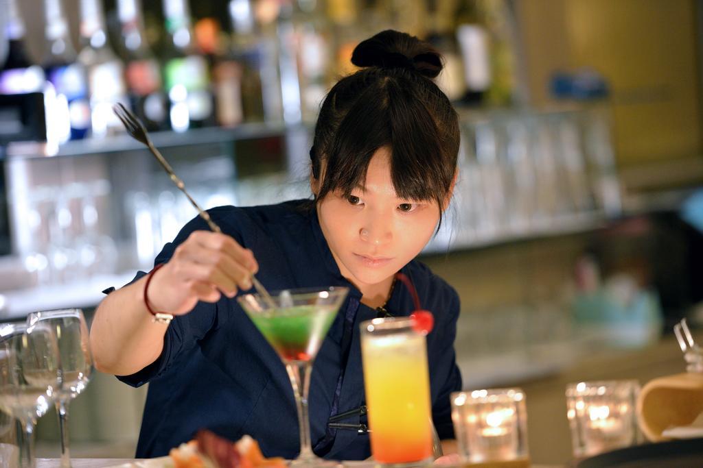 Chihpen Century Hotel Wenquan Exterior photo A bartender at work