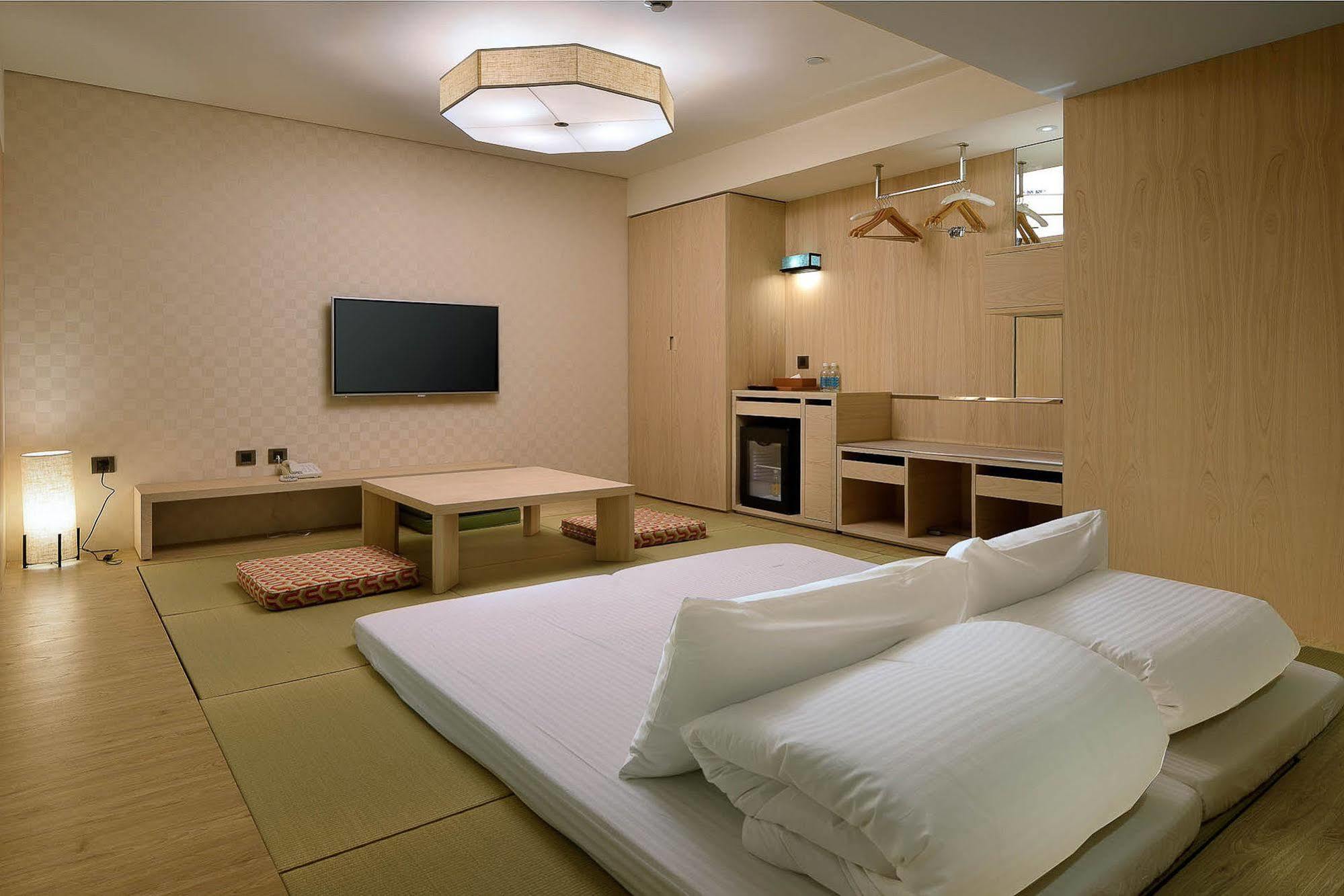 Chihpen Century Hotel Wenquan Exterior photo A room at the hotel