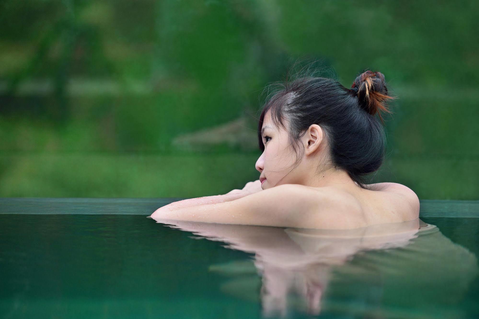 Chihpen Century Hotel Wenquan Exterior photo A woman bathing in a hot spring